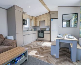 HW42, pet friendly, with pool in Bognor Regis - Bognor Regis - Kitchen