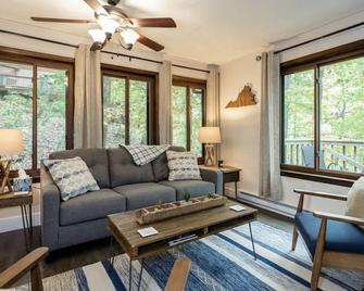 Casper Cabin-Year Round Retreat At Massanutten -Ski Area, Golf, Hike & Waterpark - McGaheysville - Sala de estar