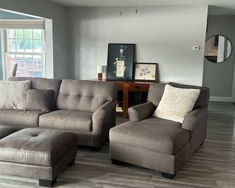 Delightful 3-bedroom cabin with AC in Carman - Carman - Olohuone