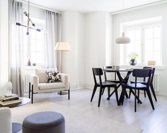 Roost Pakkahuone - 3h, autopaikka ja sauna - Oulu - Comedor