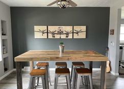 Hang out at The Hangar! Newly remodeled, beautiful home, fully furnished. - Oshkosh - Dining room