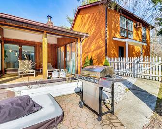 Hot Tub and Seasonal Pool Family Getaway in Cresco - Cresco - Patio