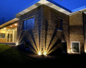 Mid-Century Modern Country Home - 10 minutes to Hudson! - Hudson - Building