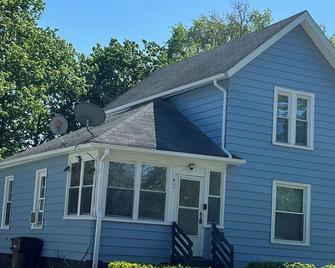 Entiire House: Historic Charm With Modern Comforts . - Albion
