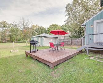 Welcoming Home in Youngstown w/ Private Backyard! - Youngstown - Patio