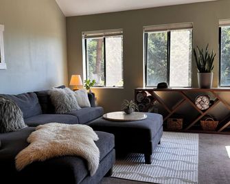Redwoods & Waves- An experience. Disc Golf, Putting Green, Beach toys, sleeps 6 - Whitethorn - Living room