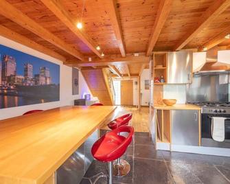 Stylist Split Level 2 Bed with Parking - Hambrook - Keuken