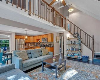 Enjoy the scenic Pocono Mountains at this lovely and unique renovated home! - Bushkill - Salon