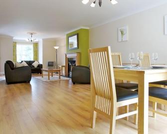 Close to Bunratty Castle and 15 minutes to Shannon Airport - Bunratty - Eetruimte