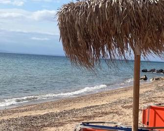 Villa Askamnia and Suites - Metamorfosi - Strand