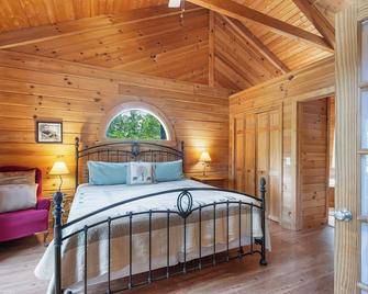 Real Cabin, Vaulted Ceilings, 400 of Daily Tickets, Hot Tub, Near Big Cedar - Ridgedale - Habitación