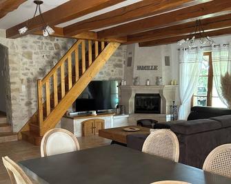 Magnificent stone house with private swimming pool not overlooked on enclosed grounds - Saint-Hilaire-de-Brethmas - Comedor