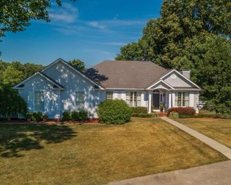 Runestone Ranch: Lake Cumberland Private Upper Level home in Russell Springs, Ky - Russell Springs - Edificio