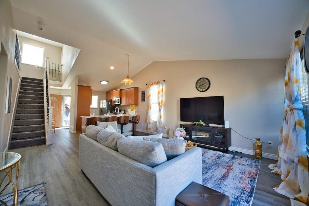 Spacious 3-bedroom townhome in gorgeous Denver, 10mls away to Denver Airport - دنفر (كولورادو) - غرفة معيشة