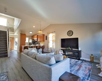 Spacious 3-bedroom townhome in gorgeous Denver, 10mls away to Denver Airport - دنفر (كولورادو) - غرفة معيشة