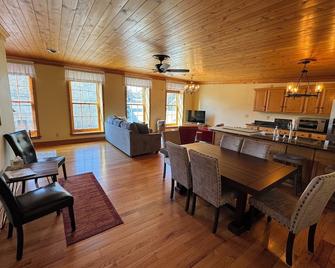 Downtown's Best View at Howdle's Retreat - Mineral Point - Comedor