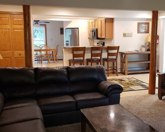 Eagle River Cabin. Close to Public Beach, Boat Landing, Downtown, & Trails! - Eagle River - Living room