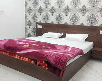 OYO Hotel Kadamb - Palwal - Bedroom