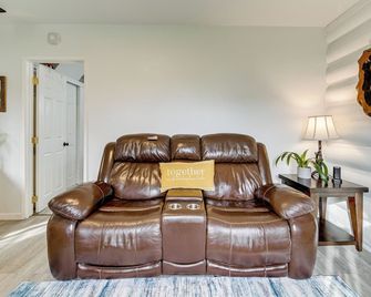 Unique Dog-Friendly Log Cabin Short Walk to Ocean - Crescent City - Living room