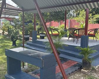 Cozy, Warm & Safe 2bedroom Villa. Best Breakfast - Tunapuna - Patio