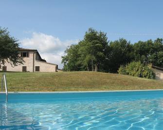 Two-room apartment 4 p. bed in a farmhouse in Acqualagna in the Truffle valley - Acqualagna - Piscina