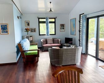 Fare Oviri Lodge - Uturoa - Living room