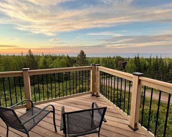 Lake views throughout, ski retreat on Lutsen Mountain next to xc trails and wine - Lutsen - Balkon