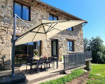 Independent cottage in the heart of Forez - 6 guests - Saint-Anthème - Patio