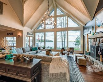 Gorgeous Lake Vernon - 5 Bdrm! 5 min boat to Huntsville! AC! Sandy Beach! - Huntsville - Living room