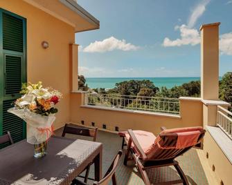 Hotel Rosa Dei Venti - Леричі - Балкон