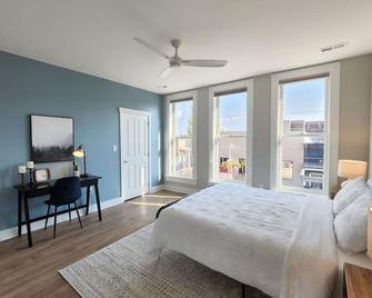 Upscale Downtown 2br, Private Deck, Full Kitchen - Columbus - Bedroom