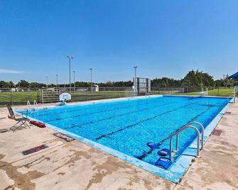 Elwood Townhome with Patio - 7 Mi to Johnson Lake - Elwood - Piscine