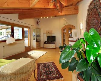 70 m2 luxurious apartment in beautiful surroundings on the mountain sun plateau - Obsteig - Wohnzimmer