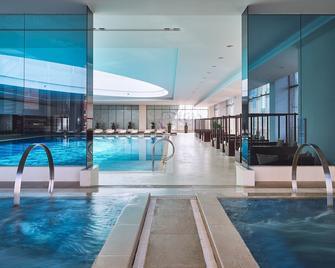 New World Dalian Hotel - Dalian - Pool