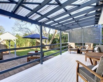 Pine Cottage, 5A Nelson Street - Nelson Bay - Patio