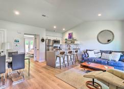 Remodeled Zilker Townhome W/ Yard: Walk To Sxsw! - Austin - Huiskamer