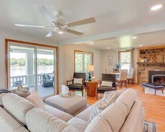 Steps to Susquehanna River Hot Tub Hidea - Dauphin - Living room