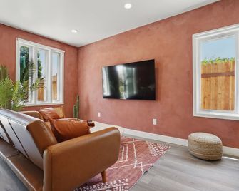La Tierra House 15 Min to Beach Movie Lounge - Hawthorne - Olohuone