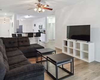 5/4 Pool Home Located in Sunset Ridge Community! - Davenport - Sala de estar