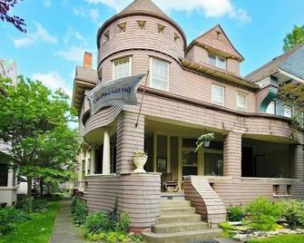 The Kings Throne Inn and Guest House - Toledo - Building