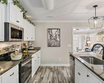 Stunning Cottage home with King bed! Pet-friendly! - Enterprise - Cocina