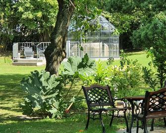 Gite \' les Magnolias\' in a park a few Kms from La cote ( 2 nights mini ) - Friville-Escarbotin - Patio