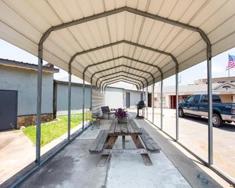 OYO Hotel Atoka - Atoka - Patio