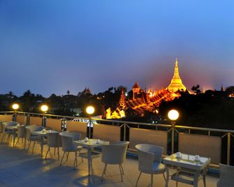 Hotel Lavender - יאנגון - מרפסת