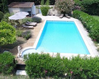 Character room in a comfortable farmhouse in Vaucluse - L'Isle-sur-la-Sorgue - Pool