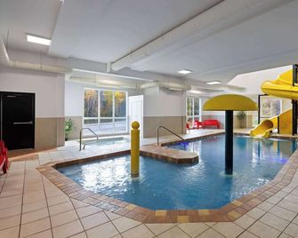 Super 8 by Wyndham Sainte Agathe Des Monts - Sainte-Agathe-des-Monts - Piscina