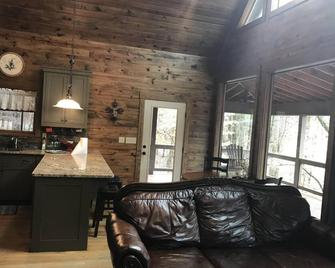 Lake Martin alabama, Cozy Couple Or Small Family. Pontoon Boat Rentals Available - Alexander City - Living room
