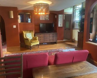 Renovated Church Sanctuary: Ski and Swim, Relax, Cook, Gather. - Dummerston - Living room