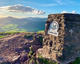 4 Bedroom Town House with Mountain views, a private garden and ease of access into Abergavenny - Abergavenny