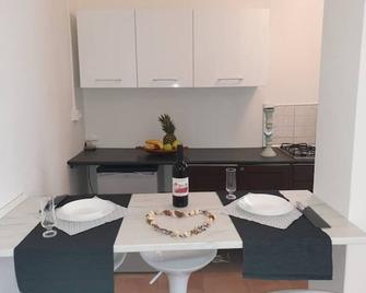 Holiday Apartaments - Desenzano del Garda - Eetruimte